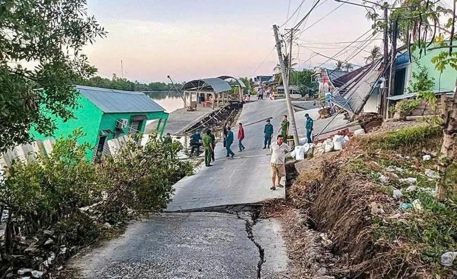 Scene of the landslide in Dam Doi, Ca Mau, early morning of the 24th, traffic was cut off. Photo: People provided