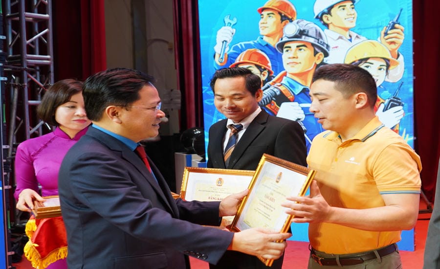 Le membre du Comité central du Parti, président de la Confédération générale du travail du Vietnam, Nguyễn Anh Tuấn, remet des certificats de mérite aux collectifs et aux individus ayant obtenu d'excellents résultats dans le mouvement d'émulation pour assurer la sécurité et l'hygiène du travail en 2025. Photo: Mai Dung