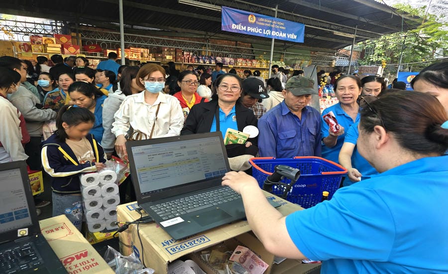 In Workers' Month 2026, trade union levels in Ho Chi Minh City will organize Trade Union welfare booths, preferential sales programs, and discounts for union members and workers at enterprises and worker dormitories. Photo: Duc Long