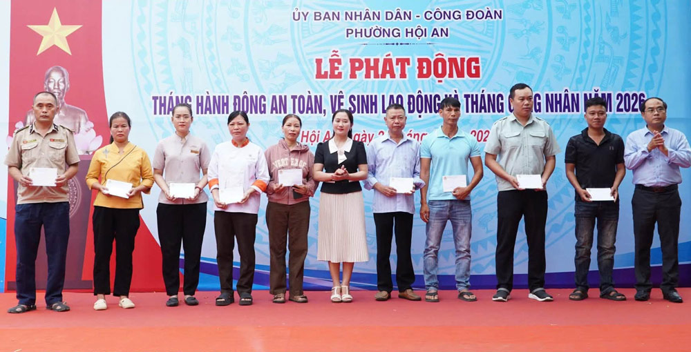 Le syndicat du quartier de Hội An lance le Mois des travailleurs et le Mois d'action pour la sécurité et l'hygiène du travail en 2026. Photo: Syndicat de Hội An
