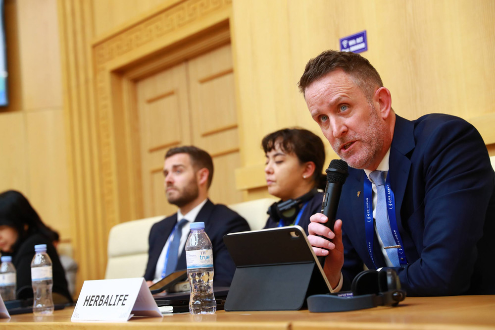 Đại diện Herbalife tại sự kiện ông Julian Cacchioli - Phó Chủ tịch Quan hệ Đối ngoại khu vực EMEA, Ấn Độ và Châu Á - Thái Bình Dương. Ảnh: Herbalife