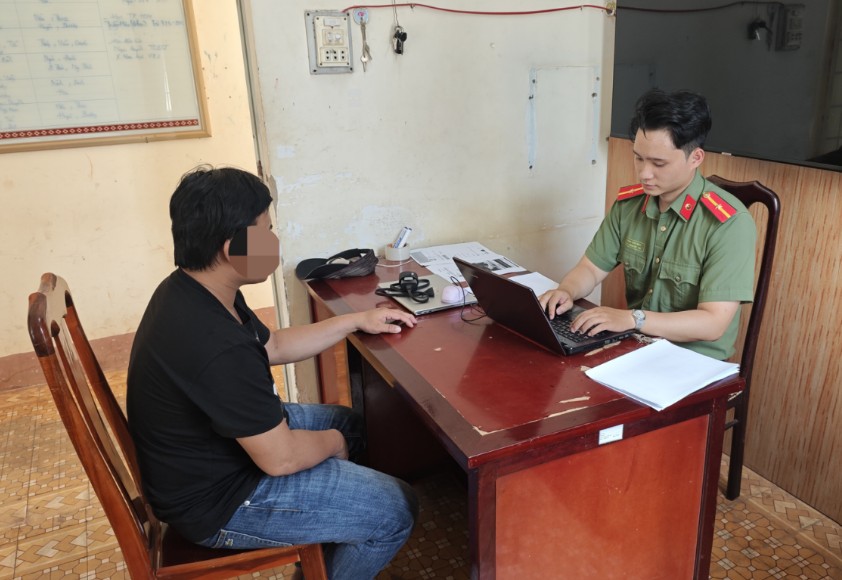 Công an Đắk Lắk triệu tập người đăng thông tin sai sự thật, xuyên tạc trong vụ nam sinh lớp 12 tử vong tại địa bàn xã Cư Pơng. Ảnh: Công an cung cấp