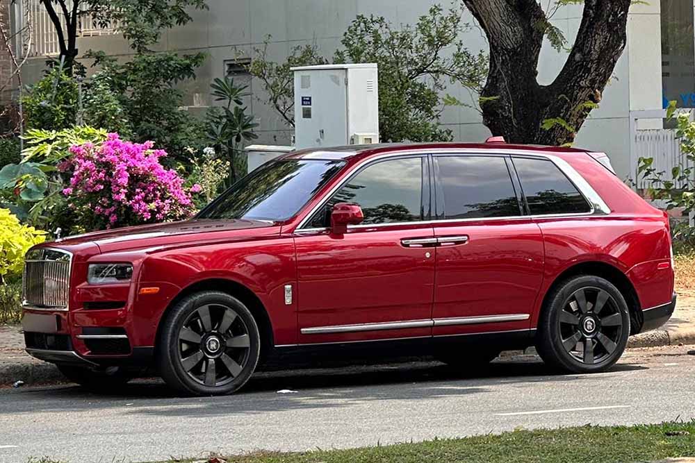 The red exterior helps the Rolls-Royce Cullinan become prominent. Photo: Nhan Nguyen