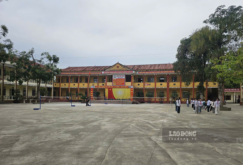 Trường THCS Phong Hải cơ sở 1 có 23 lớp học và đang trong tình trạng quá tải. Ảnh: Bảo Nguyên