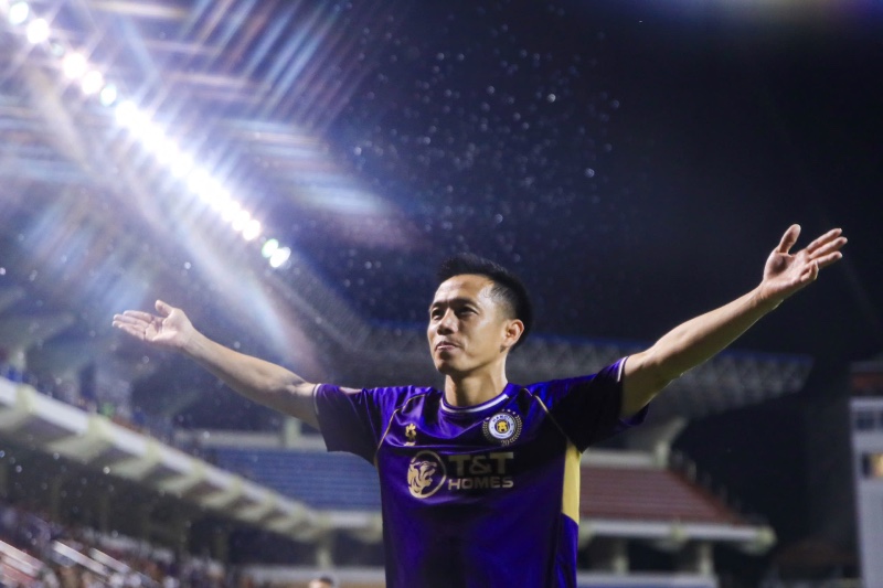 Striker Van Quyet is satisfied with Hanoi FC's victory. Photo: Minh Dan