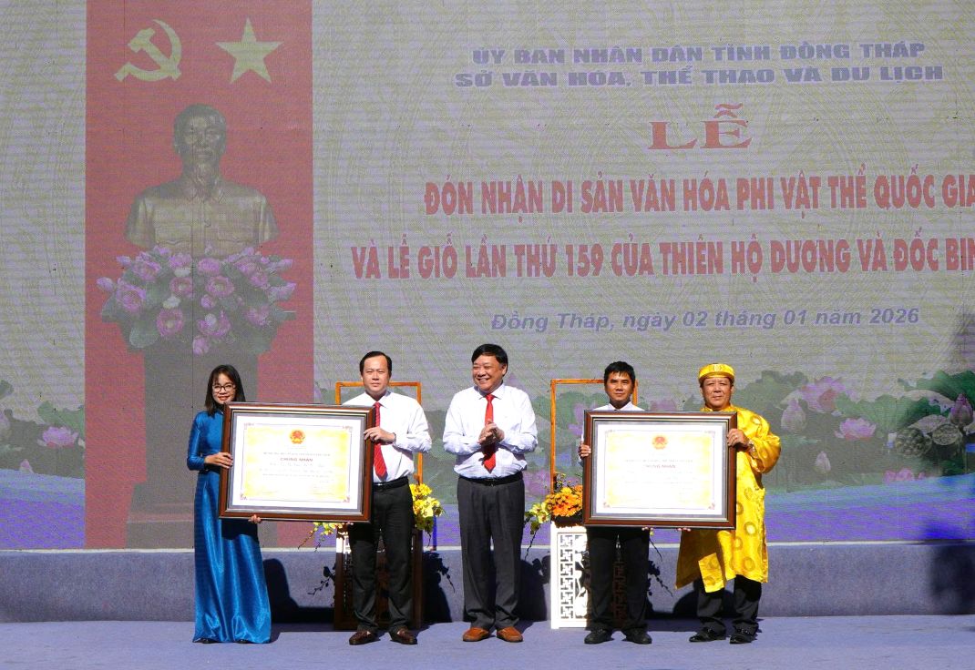 Chủ tịch UBND tỉnh Đồng Tháp Phạm Thành Ngại trao Giấy Chứng nhận Di sản văn hóa phi vật thể. Ảnh: Thanh Mai