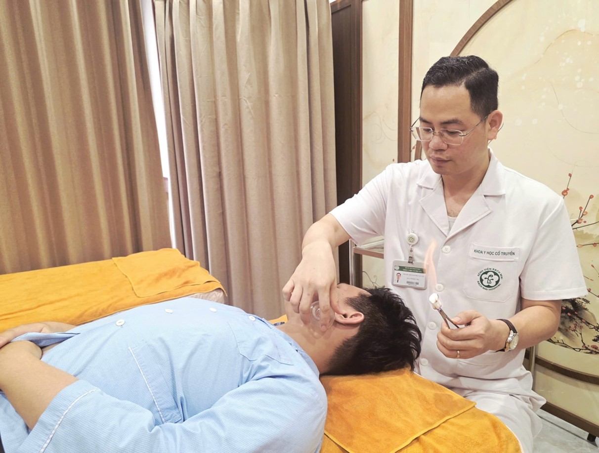 Steaming is one of the effective methods to treat facial paralysis. Photo: Nguyen Ha