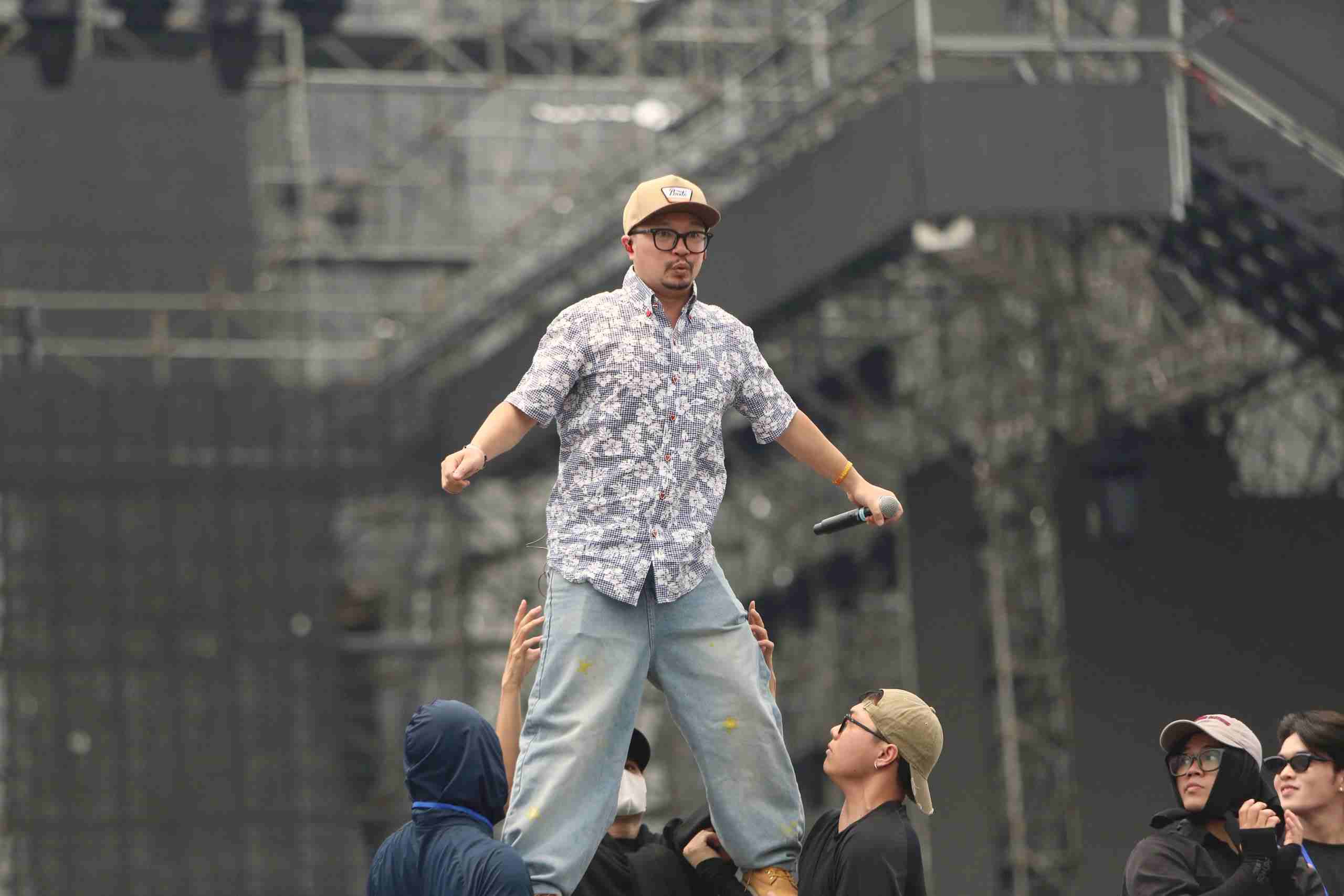 Ca sĩ Hà Lê cùng các đồng nghiệp tập dượt cho concert tối 26.4. Ảnh: Hoàng Huê