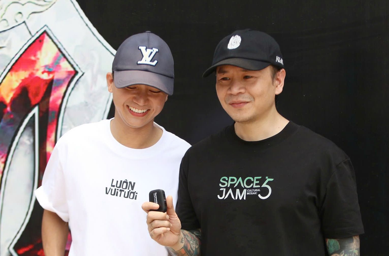 Binz, Bui Cong Nam backstage at the "Anh Trai Vuot Ngan Chong Gai" concert rehearsal. Photo: Chi Tran