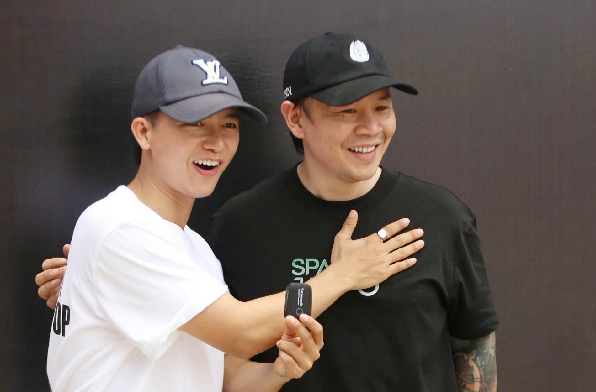 Binz (phải) và Bùi Công Nam hé lộ những điều đặc biệt trong Gai Home Concert. Ảnh: Chi Trần