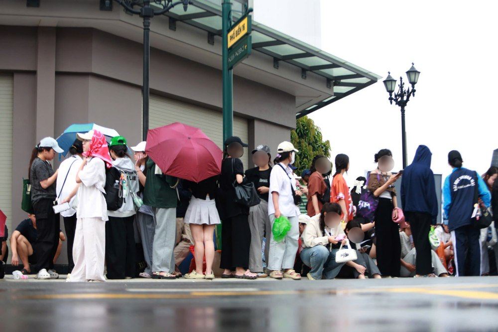 Audiences line up to watch the Anh Trai Vuot Ngan Chong Gai concert. Photo: Thuy Trang