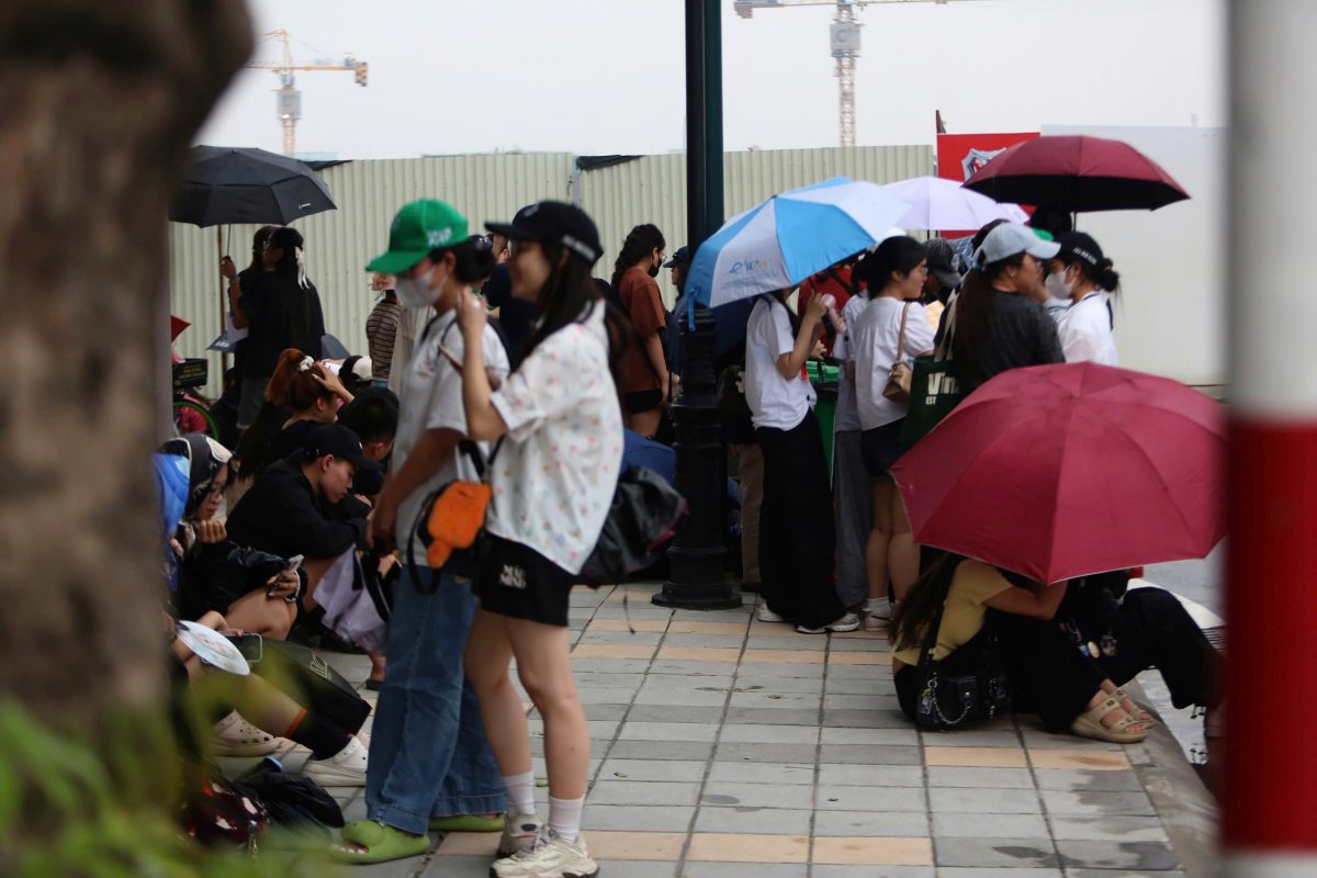 Trời đổ mưa khiến việc chờ đợi của khán giả thêm nhiều khó khăn. Ảnh: Thùy Trang