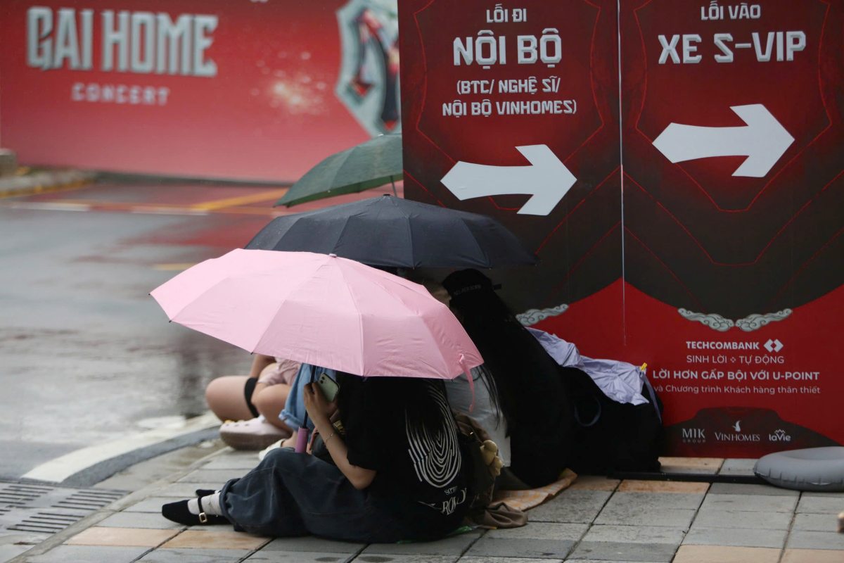 Dù ban tổ chức đã đưa ra thông báo, nhiều người vẫn kiên nhẫn chờ trước cổng soát vé. Ảnh: Thùy Trang