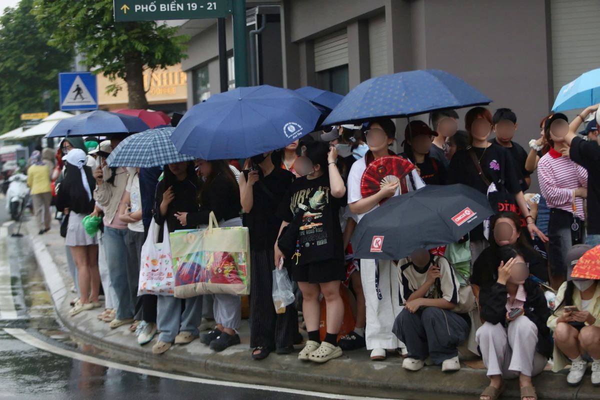 Khu vực vỉa hè chật kín khán giả cho thấy sức nóng của Gai Home Concert. Ảnh: Thùy Trang