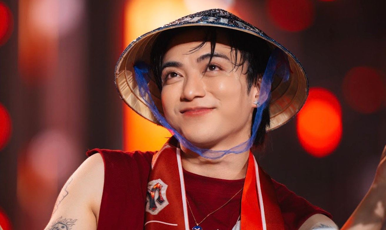 Singer Soobin emotionally said goodbye to the audience at the Anh Trai Vuot Ngan Chong Gai concert. Photo: Organizing Committee provided