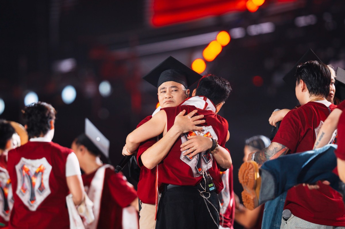 NSND Tự Long đội mũ tốt nghiệp, ôm tạm biệt từng nghệ sĩ trong đêm diễn thứ 9. Ảnh: Ban tổ chức cung cấp