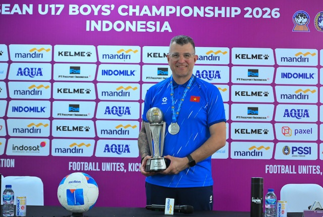 L'entraîneur Cristiano Roland avec le trophée de champion de l'équipe vietnamienne U17. Photo: VFF