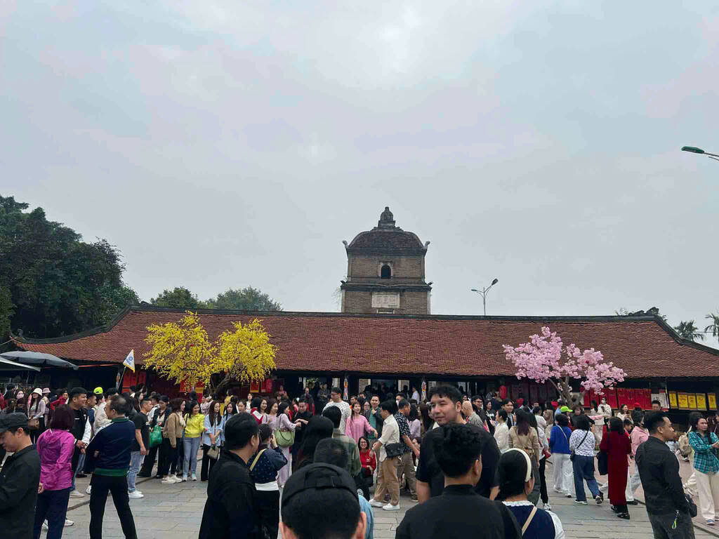 Rất đông du khách đến chùa Dâu vào mỗi dịp lễ, Tết. Ảnh: Linh Boo
