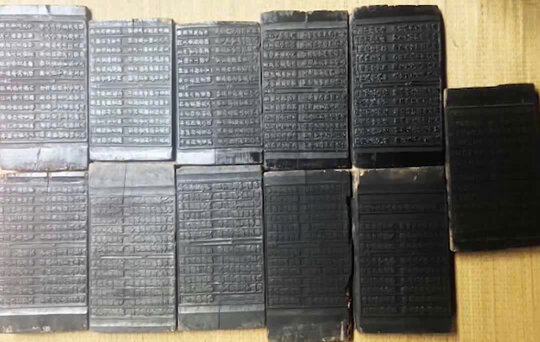 Bảo vật Quốc gia Mộc bản chùa Dâu. Ảnh: Linh Boo