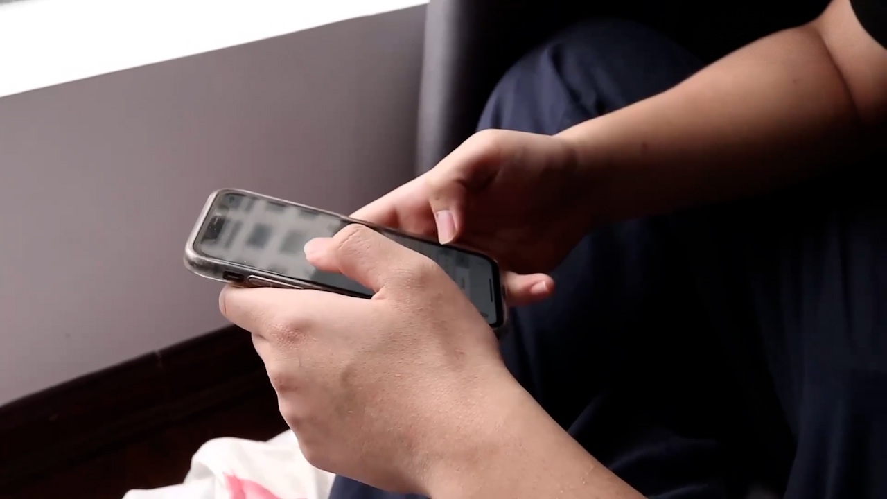 Phone abuse can gradually alienate relationships. Photo: Huyen Trang