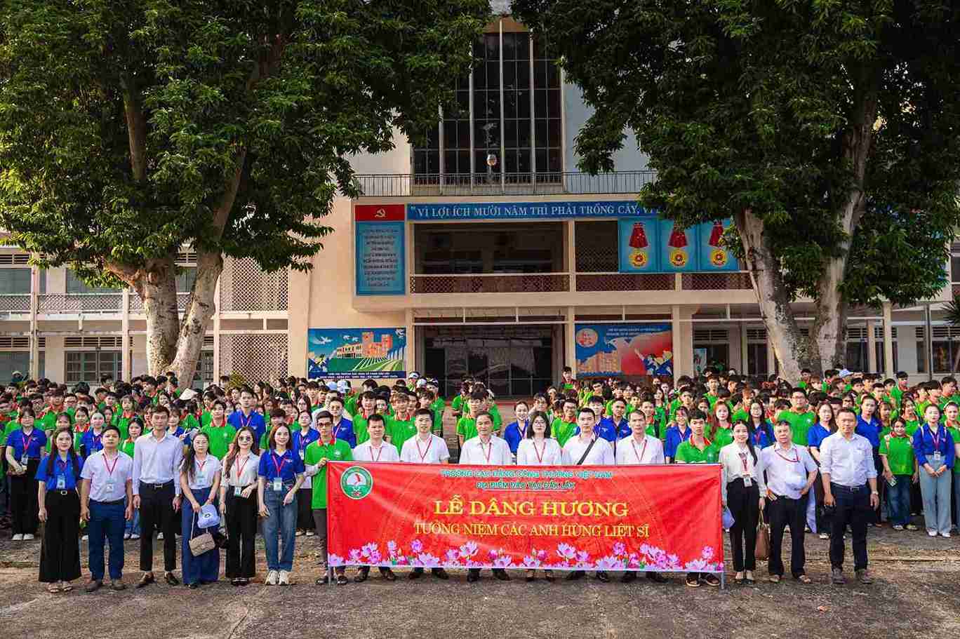 Students of Vietnam College of Industry and Trade - Dak Lak Branch offer incense to commemorate heroic martyrs. Photo: Bao Trung