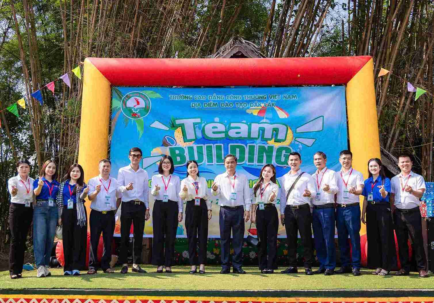Các em sinh viên trải nghiệm 