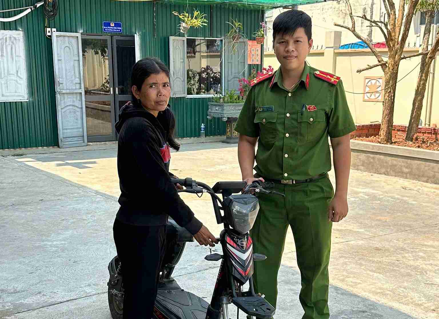 Dak Lieng Commune Police (Dak Lak province) support people to find the forgotten car by the roadside. Photo: Police provided