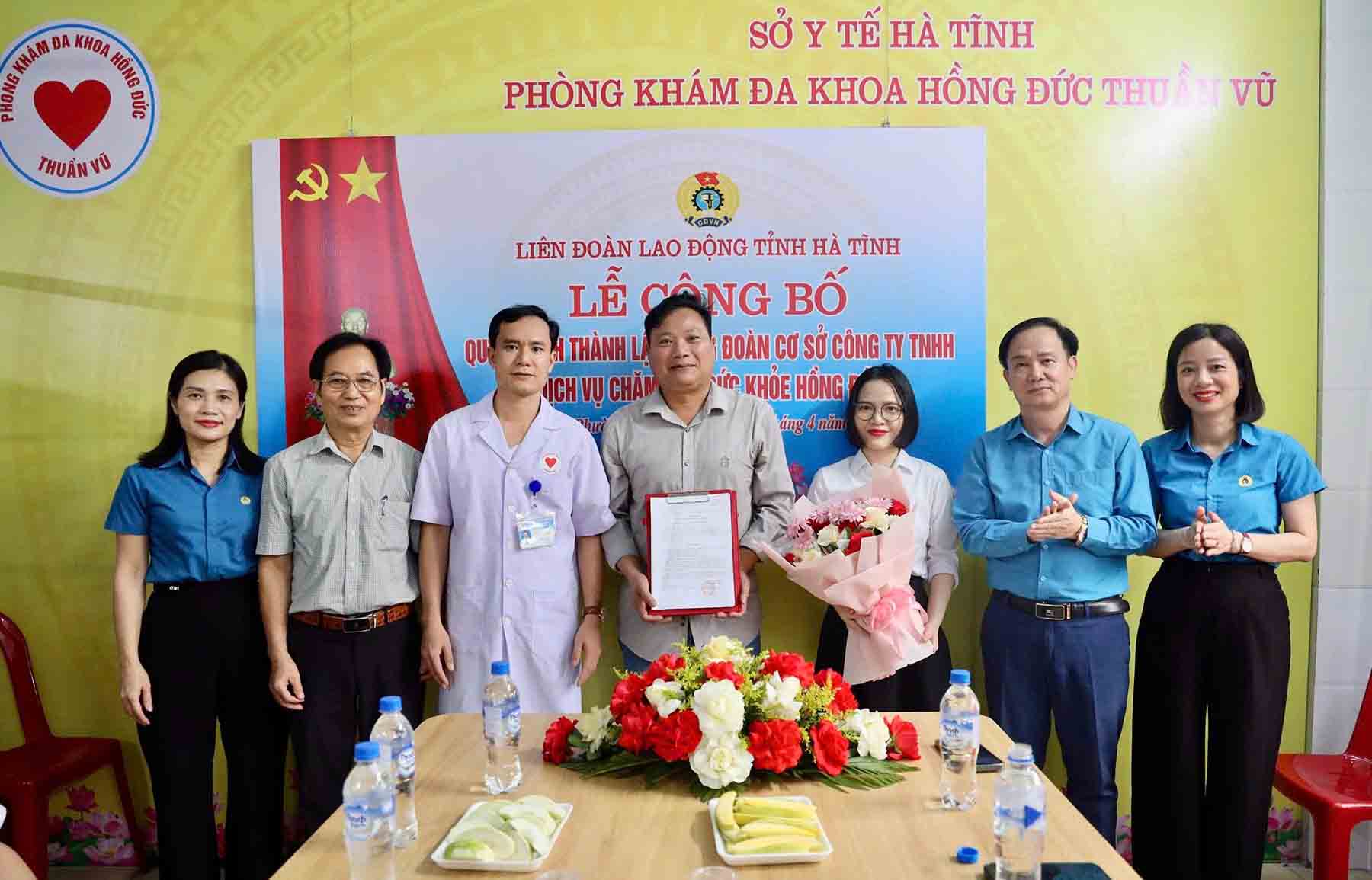 Ha Tinh Provincial Labor Federation announces the establishment of the grassroots Trade Union of Hong Duc Health Care Service Co., Ltd. Photo: Mai Anh