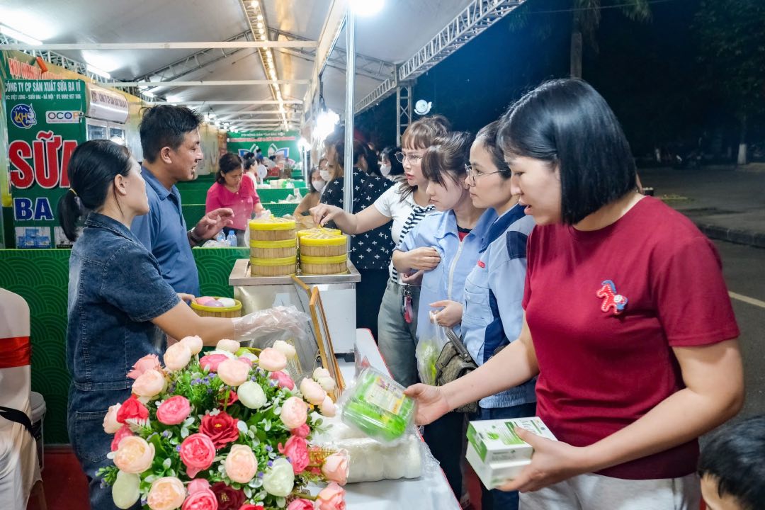 Công nhân lao động hào hứng mua sắm tại các gian hàng. Ảnh: Bảo Hân 