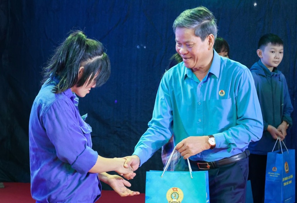 Mr. Huynh Thanh Xuan - Vice President of the Vietnam General Confederation of Labor presents gifts to workers. Photo: Bao Han