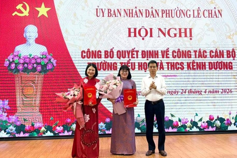 Le Chan Ward announces the decision to transfer and appoint to hold the positions of Principal and Vice Principal of Kenh Duong Primary and Secondary School. Photo: Le Chan Ward e-Portal