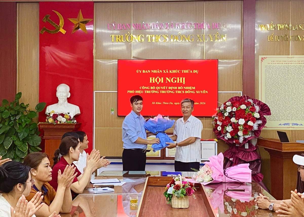 Xã Khúc Thừa Dụ công bố quyết định bổ nhiệm Phó Hiệu trưởng Trường THCS Đông Xuyên. Ảnh: Xã Khúc Thừa Dụ, Hải Phòng