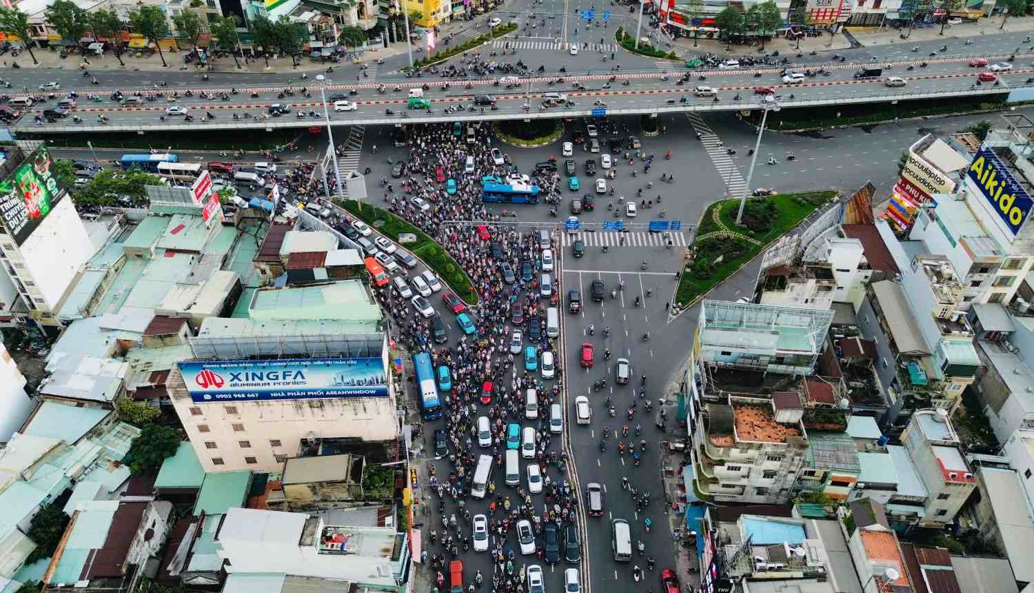 Traffic jam on Xo Viet Nghe Tinh street - direction from Hang Xanh intersection to Binh Trieu bridge. Photo: Minh Quan