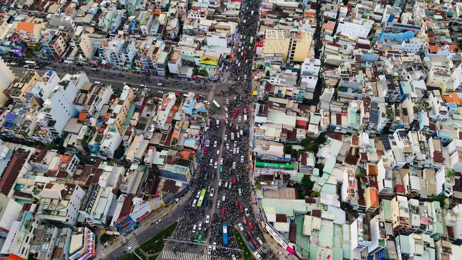 Xe cộ ken đặc trên đường Xô Viết Nghệ Tĩnh, đoạn gần nút giao Hàng Xanh. Ảnh: Minh Quân