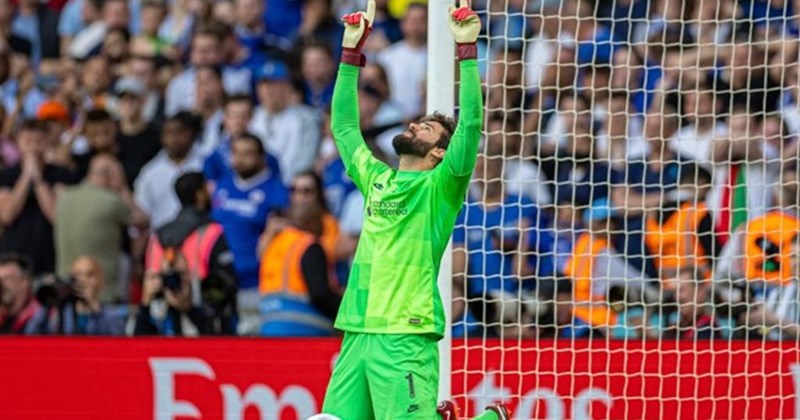 Liverpool faces the problem of Alisson and future in goal