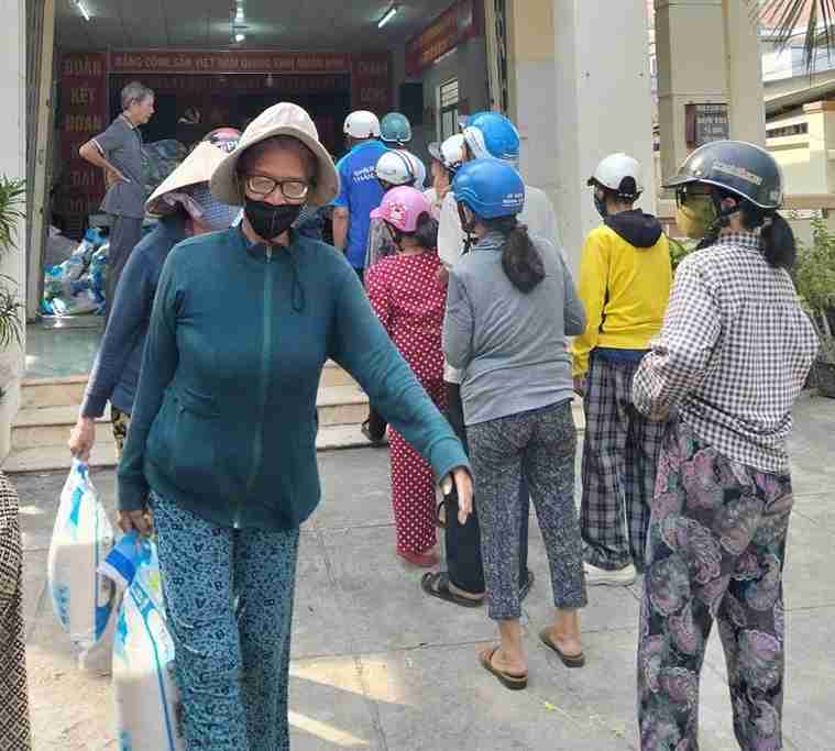 The Vietnam Fatherland Front Committee of Cam Linh ward presents gifts to households in difficult circumstances. Photo: Cam Ranh
