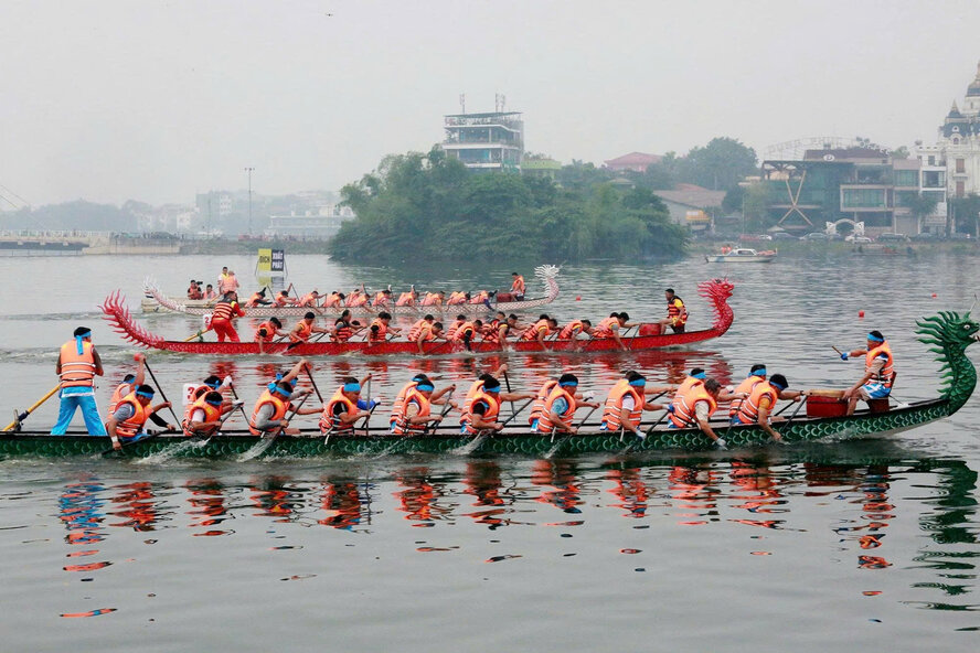 Rowing teams created dramatic chases on Van Lang park lake. Photo: BTC
