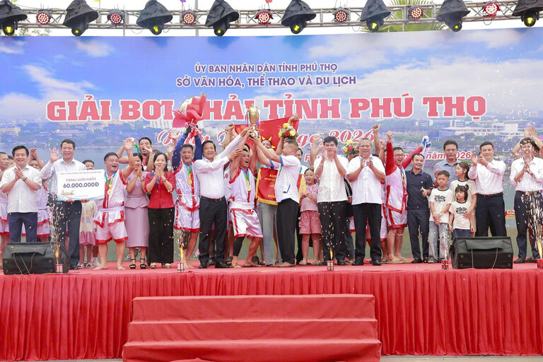 Ban Tổ chức trao giải Nhất cho đội xã Tiên Lương. Ảnh: BTC