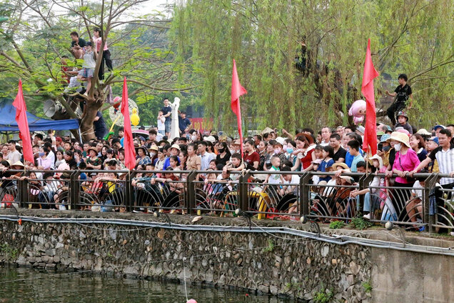 Đông đảo người dân xem và cổ vũ cho các đội thi, tạo nên không khí đầy sôi động, náo nhiệt. Ảnh: BTC