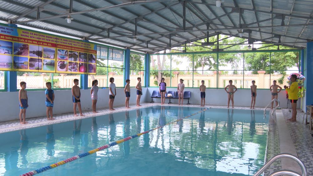 Schools in Quang Tri strengthen propaganda, teach swimming, and equip students with drowning prevention skills. Photo: Thanh Trung