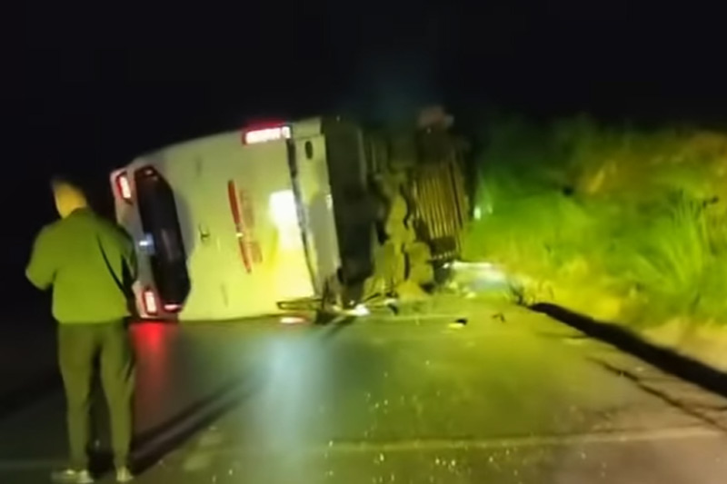 Unfamiliar driver causes passenger car to crash into culvert on provincial road 155 in Lao Cai. Photo: NDCC