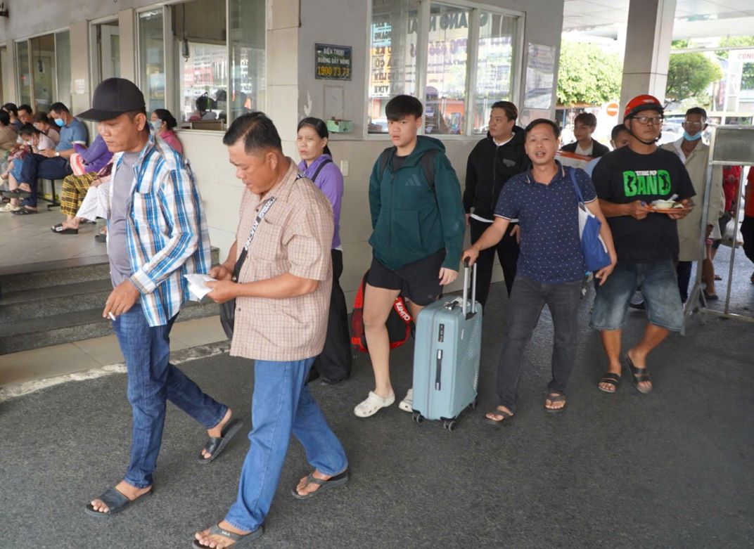 Người lao động, sinh viên tranh thủ rời TPHCM về quê dịp nghỉ dài ngày. Ảnh: Nguyên Chân