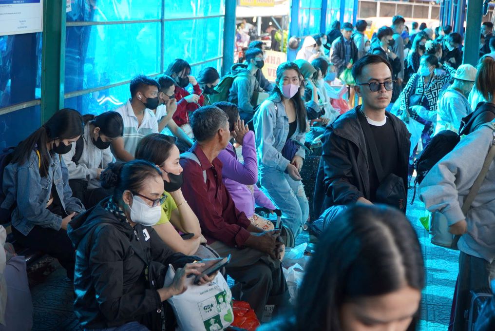 Khu vực nhà chờ chật kín hành khách chờ lên xe về quê. Ảnh: Nguyên Chân