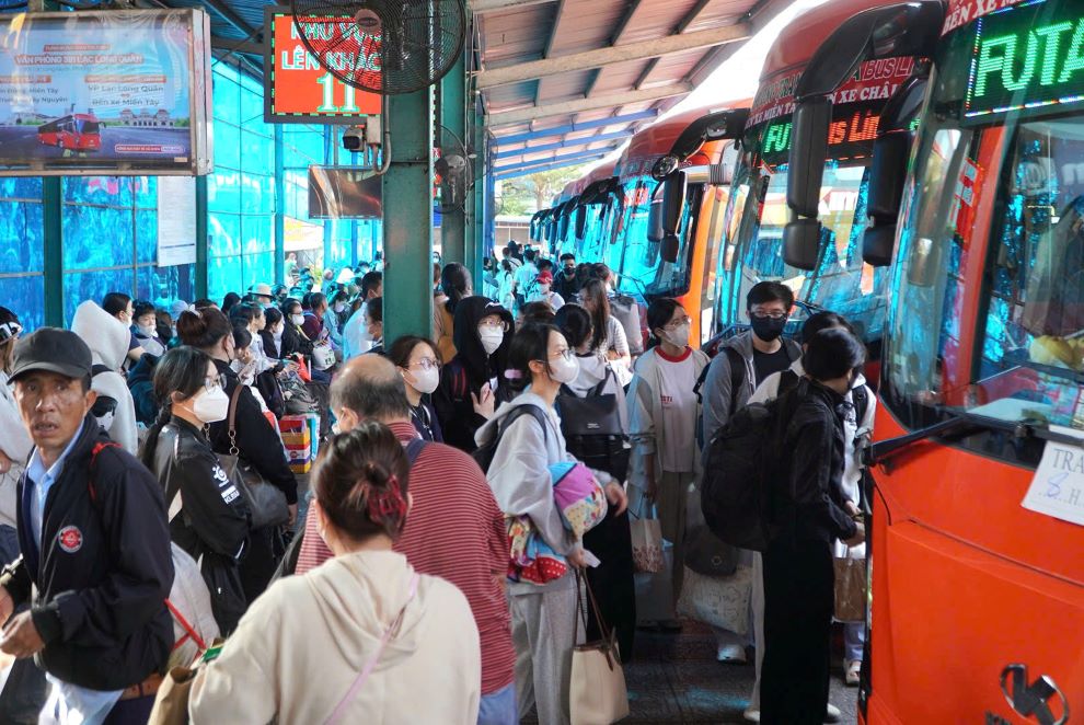 Hành khách tập trung đông tại khu vực nhà chờ Bến xe Miền Tây trước giờ khởi hành về quê. Ảnh: Nguyên Chân