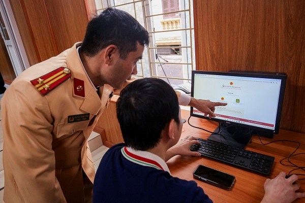 Police guide people to integrate driver's licenses. Photo: Xuyen Dong