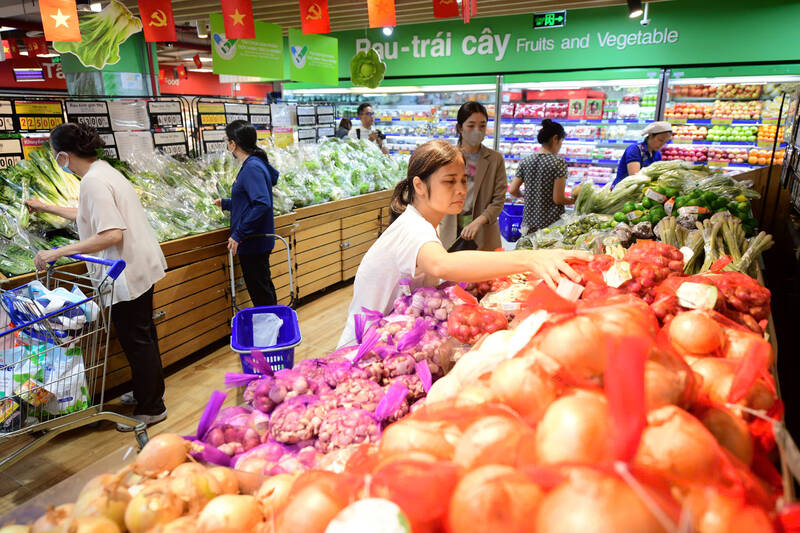 Nguồn hàng dồi dào, quầy kệ liên tục được bổ sung, đáp ứng nhu cầu tiêu dùng tăng cao trong kỳ nghỉ lễ. Ảnh: Hạ Mây  