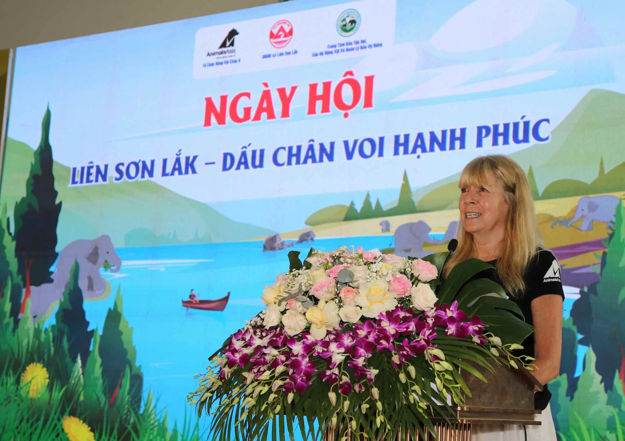Bà Jill Robinson - Nhà sáng lập, Tổng Giám đốc Tổ chức Động vật Châu Á phát biểu tại ngày hội. Ảnh: Công Sáng
