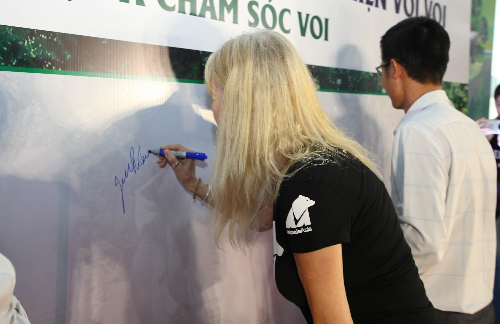 Ký cam kết chuyển đổi sang du lịch thân thiện với voi. Ảnh: Công Sáng