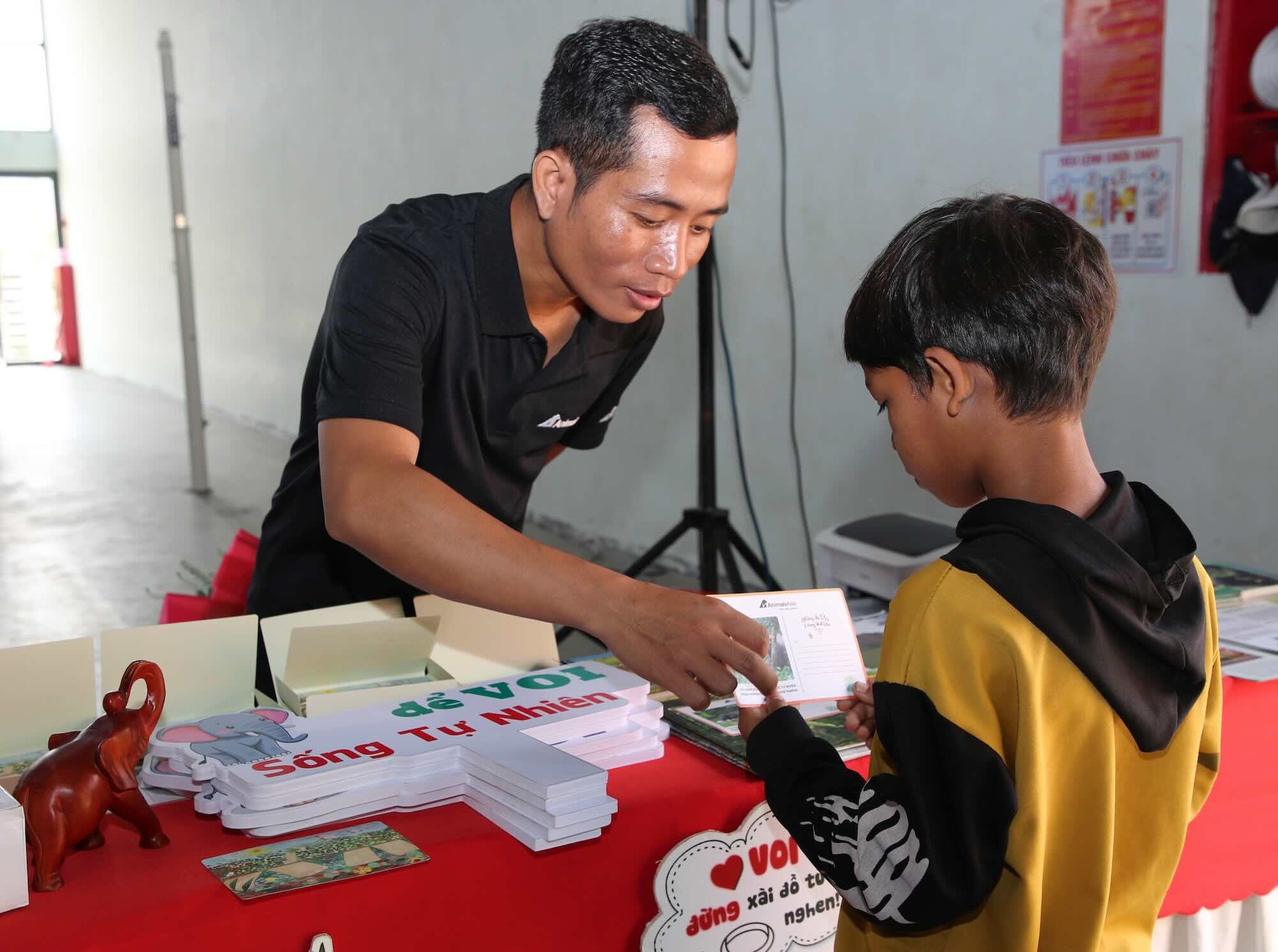 Students learn about the festival information. Photo: Cong Sang