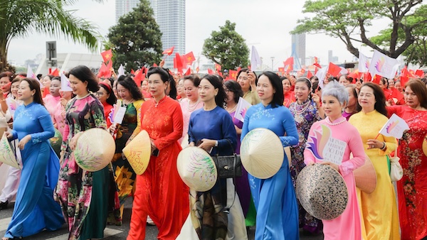 1,000 women in ao dai parade to celebrate the 51st anniversary of reunification. Photo: Thuy Nga